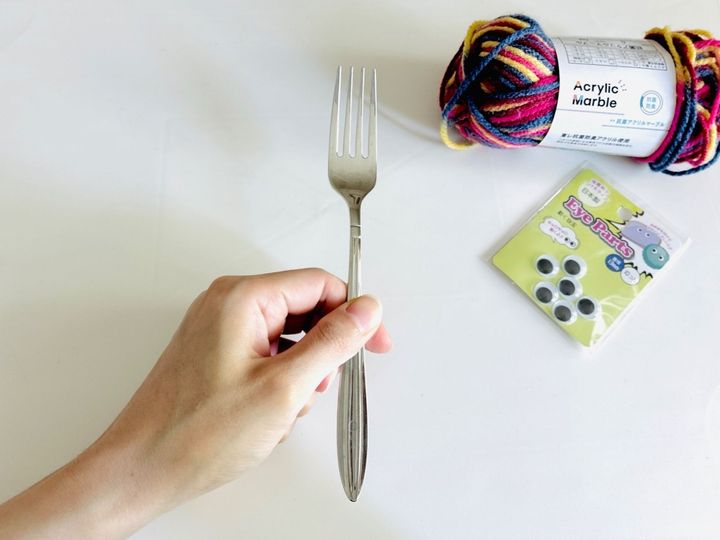 誰にでもできる【ハロウィン飾り】フォークに巻いてチョキチョキするだけ！