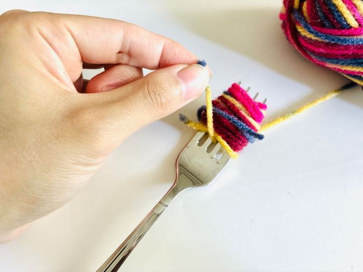 誰にでもできる【ハロウィン飾り】フォークに巻いてチョキチョキするだけ！