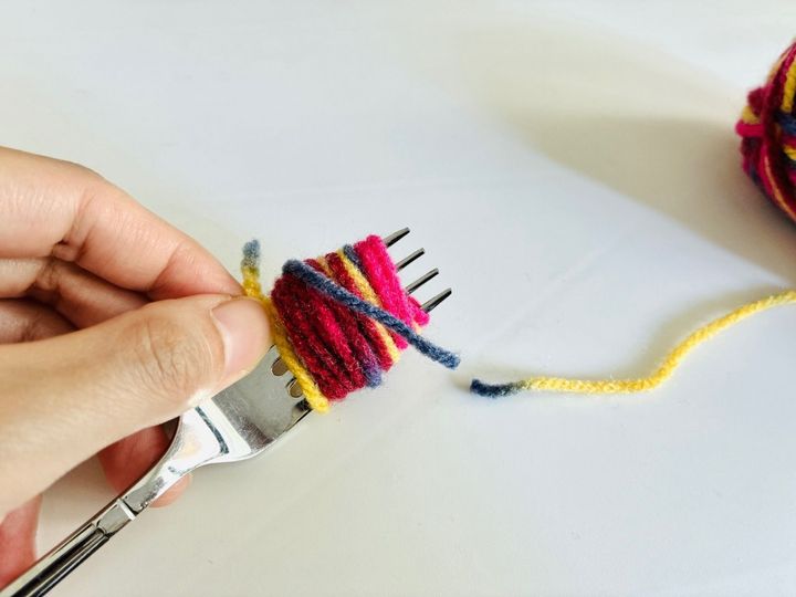 誰にでもできる【ハロウィン飾り】フォークに巻いてチョキチョキするだけ！