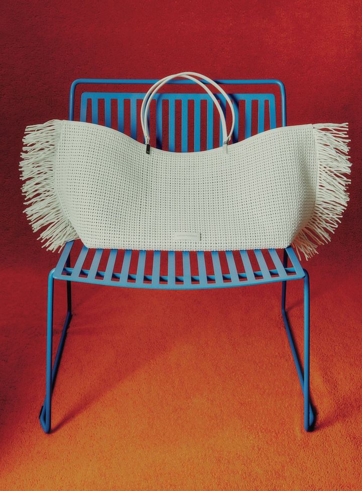 バッグ 本体 H28.5cm ¥173,800／EMPORIO ARMANI（ジョルジオ アルマーニ ジャパン）