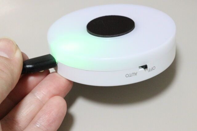 ダイソーのLEDセンサーライトを充電する様子