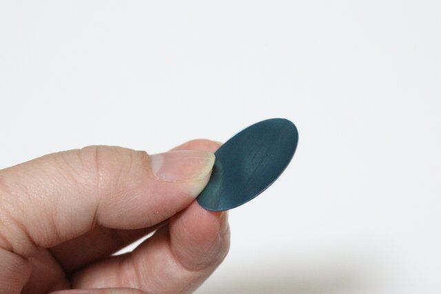 ダイソーのLEDセンサーライトの両面テープ付き金属パネル