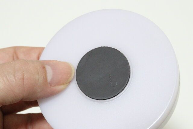 ダイソーのLEDセンサーライトの背面のマグネット