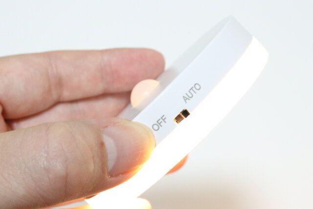ダイソーのLEDセンサーライトのスイッチ