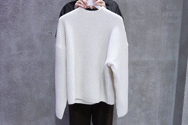 ユニクロのスフレヤーンモックネックセーター1