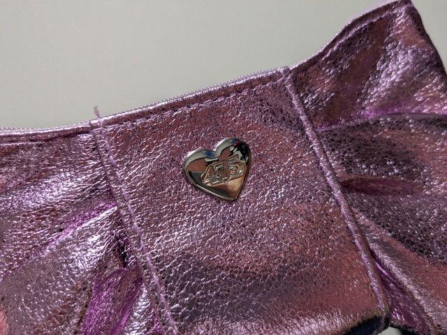 リボン中央のハートロゴプレート