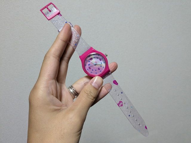 ウォッチ文字盤のアップとハートモチーフ