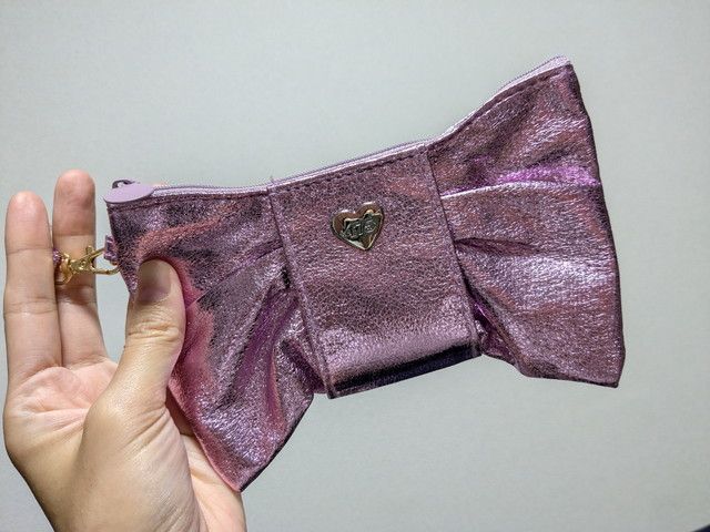 メタリックピンクのリボンポーチ全体