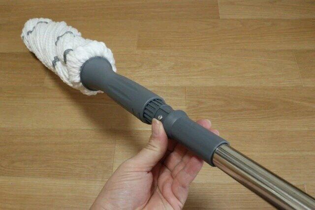 ダイソー 回して水が絞れるモップ