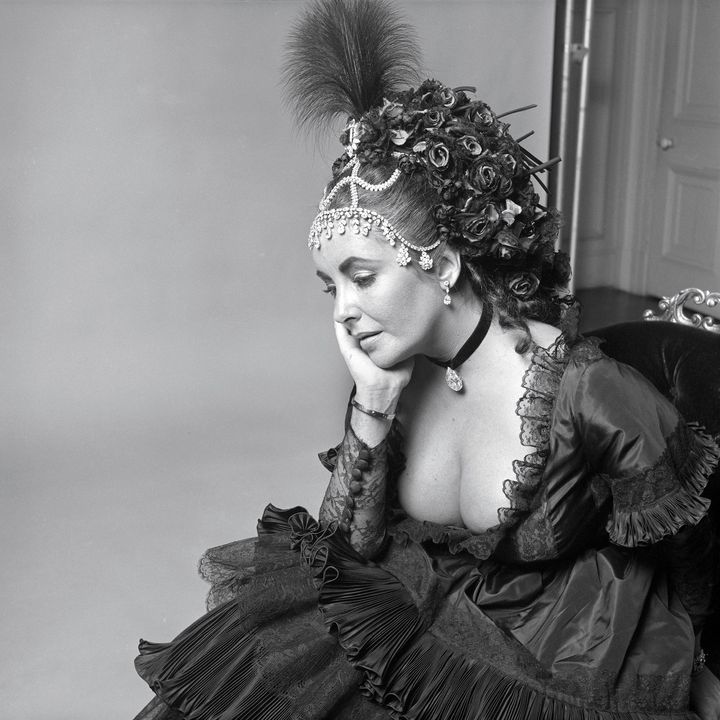 カルティエの「LOVE」ブレスレットを着けたエリザベス・テイラーを捉えた、セシル・ビートンによる有名な写真。