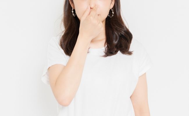 鼻をつまむイメージ