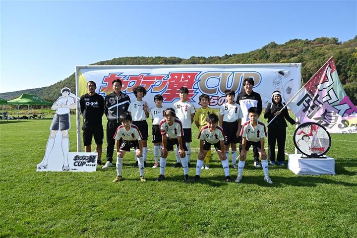 北海道富良野市、『キャプテン翼』デザインマンホール蓋を設置！松山光だけでなく“あのマネージャー”も登場