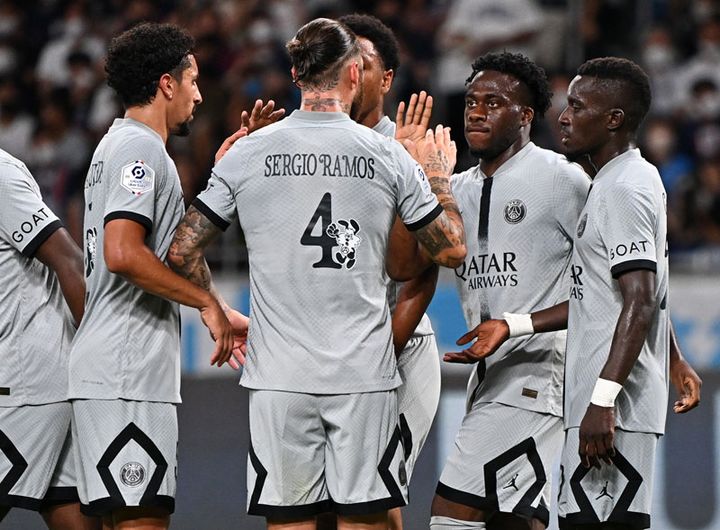 来日したブラジル代表の世界的スター選手、日本が誇る人気アーティストと対面