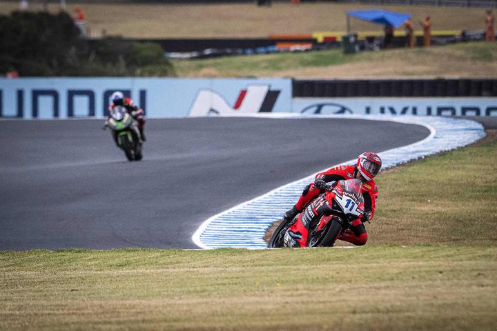 【バランスを崩してリーンする。きっかけはプッシングステア】元MotoGPライダー目線でプッシングステアを考察する：02