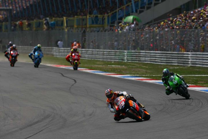 【バランスを崩してリーンする。きっかけはプッシングステア】元MotoGPライダー目線でプッシングステアを考察する：02