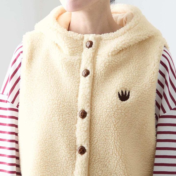 左胸にはお花の刺繍