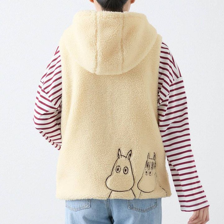 うしろには立体感ある刺繍