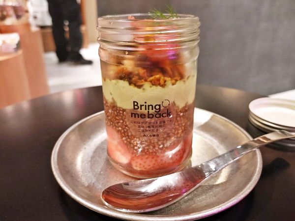 東京・下北沢のサステナブルな地域コミュニティ「みんな商店」の看板スイーツ「腸活フルーツパフェ」