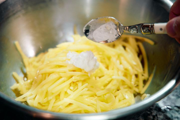 じゃがいもと片栗粉、チーズを和える