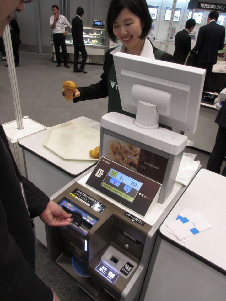 スーパーや量販店で客が自ら操作する「セルフレジ」が広まっています。