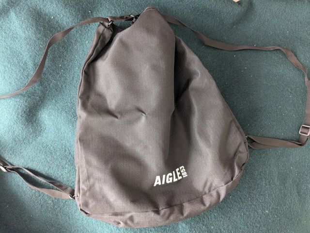 AIGLE 2WAYナップサックの全体シルエット（斜めショット）