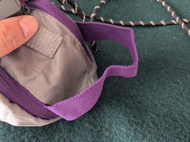 サイドのパープルのテープハンドルのディテール