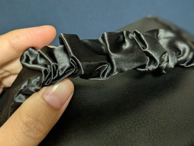 サテンのくしゅっとした持ち手ディテール