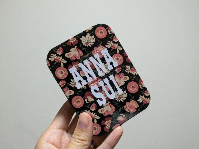 ANNA SUIの花柄缶ケースの外観（ロゴ入り）