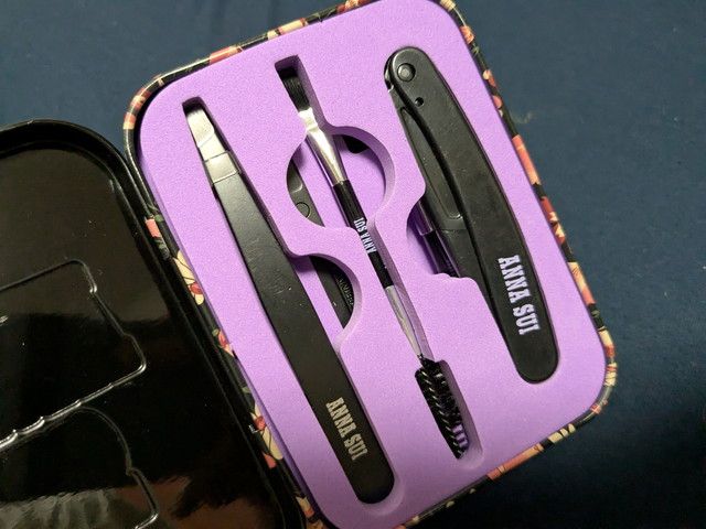 缶ケースを開けた様子。紫の成型ウレタンにツールがぴったり収まる