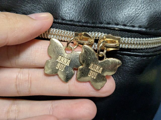 ANNA SUIの蝶モチーフのダブルジップ引き手（ゴールド）