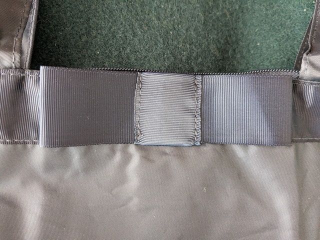 PLSTリボン付きトートバッグのジップ付き開閉部分