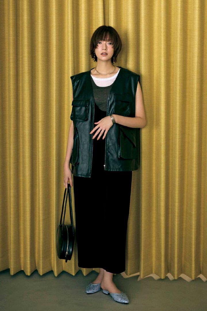 ジレ￥15,400（アングリッド） ワンピース￥15,400（アンヌーク／アンヌーク 新宿ルミネ2店） レイヤードタンクトップ￥2,970（アンティローザホリデー／アンティローザ） チョーカー￥41,140（エムシー・スタジオ）、ピアス￥10,120（プチ・モーメント／ともにズットホリック） バングル￥33,000（アダワットトゥアレグ／ザ エディット ストア） バッグ￥35,200（ロー ソウル） ミュール￥13,200（ダイアナ／ダイアナ 銀座本店）