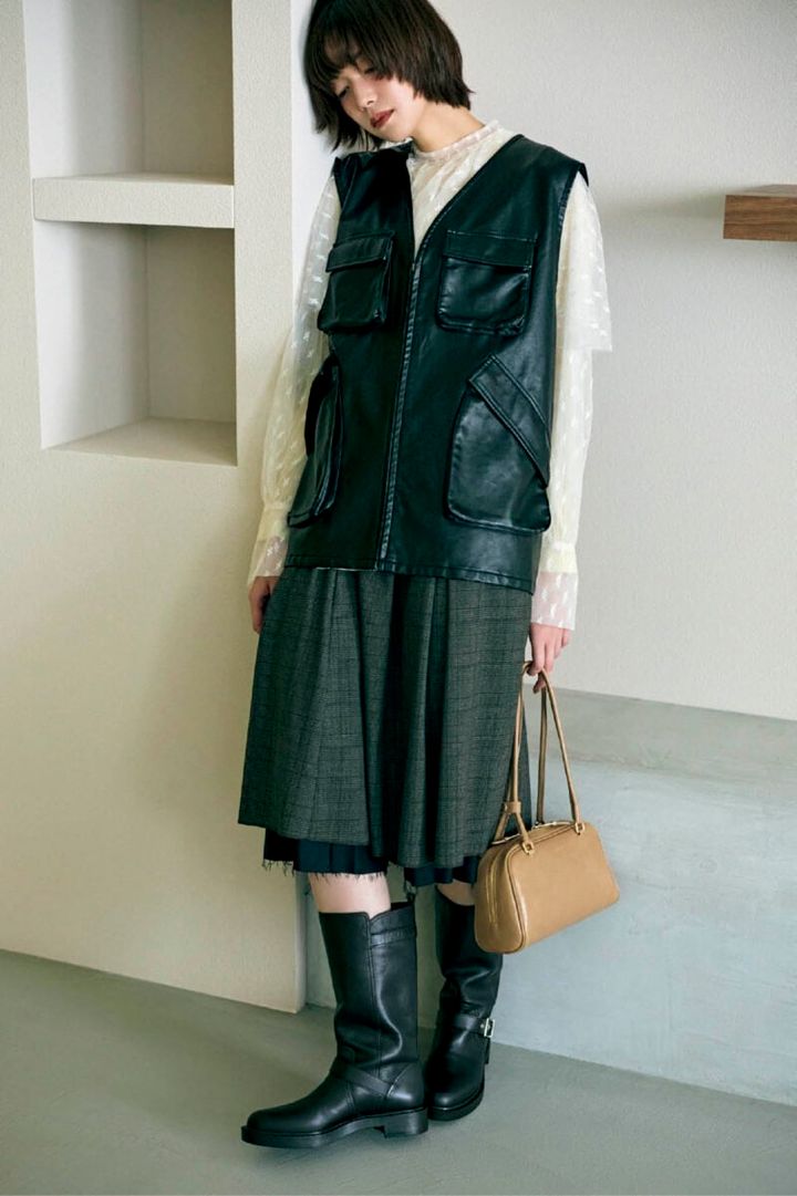 カットソー￥7,700（マカフィー／トゥモローランド） スカート￥26,400（プロヴォーク デザイン ブティック／ジャック・オブ・オール・トレーズ プレスルーム） バッグ￥35,200（クリスチャン ヴィラ／ピモンテ） ブーツ￥34,100（ダイアナ／ダイアナ 銀座本店）