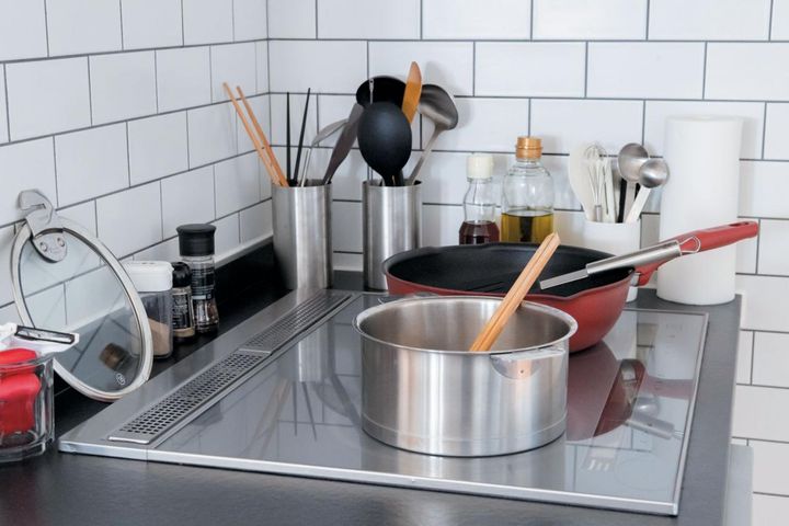 【Before】コンロのまわりに調理道具や調味料が。