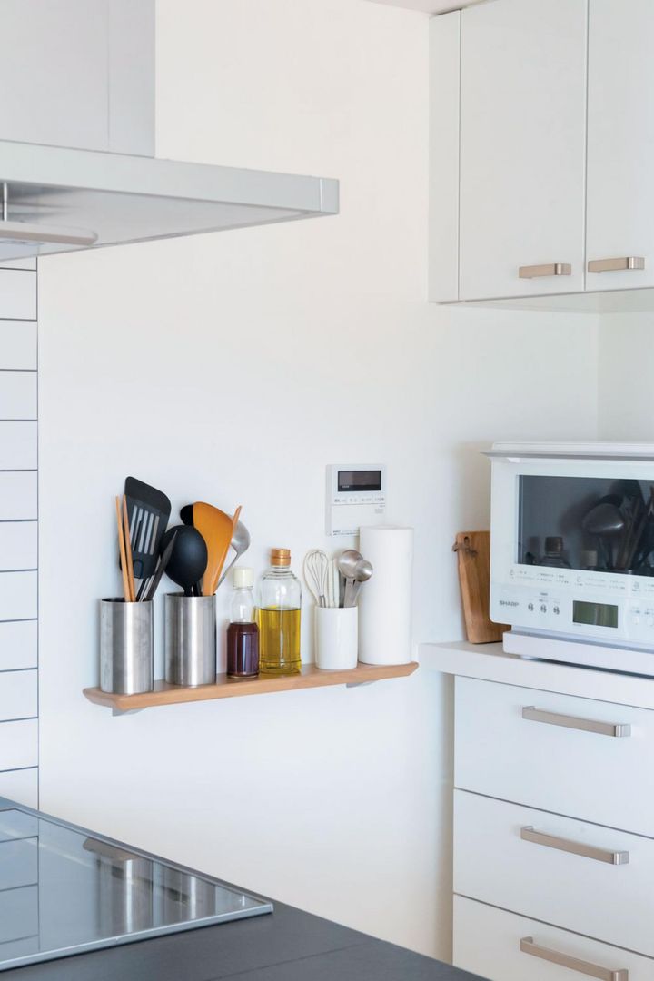 【After】コンロ脇の壁面棚に、調理道具や調味料を集合させた。