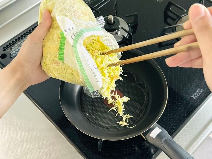 袋入り「千切りキャベツ」でメインおかずができちゃった！洗い物ほぼゼロでラクチン＆簡単すぎる～！