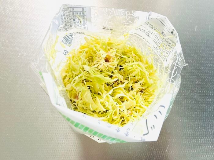 袋入り「千切りキャベツ」でメインおかずができちゃった！洗い物ほぼゼロでラクチン＆簡単すぎる～！