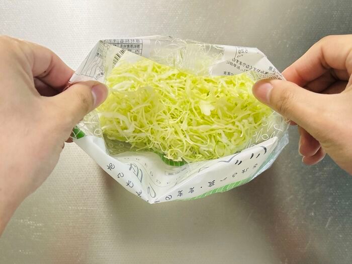 袋入り「千切りキャベツ」でメインおかずができちゃった！洗い物ほぼゼロでラクチン＆簡単すぎる～！