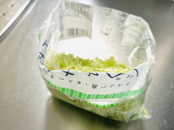 袋入り「千切りキャベツ」でメインおかずができちゃった！洗い物ほぼゼロでラクチン＆簡単すぎる～！