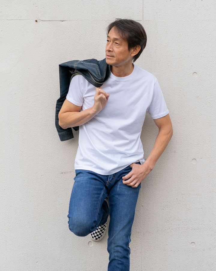 自身と渋谷・千駄ヶ谷の白T専門店#FFFFFFTとのコラボTシャツを着用する吉田栄作