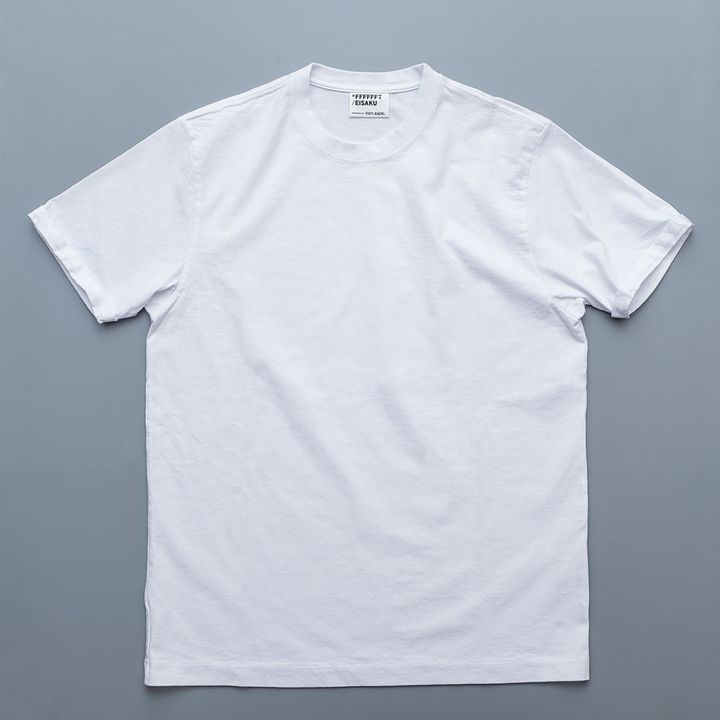 「2021年に発売した#FFFFFFTとのコラボは、とにかくたくさんのTシャツを着てみて話し合いをした上で完成しました」。#FFFFFFT/EISAKU CLASSIC T-SHIRT ¥13,200 ※10月11日（土）より再販