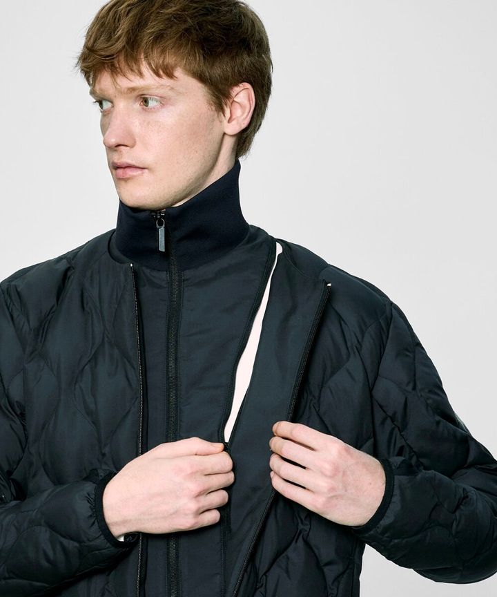 衿の取り外し可能なディタッチャブル仕様。秋はライトアウター、最寒期はミドラーとしても着⽤できるマルチユースアイテム。