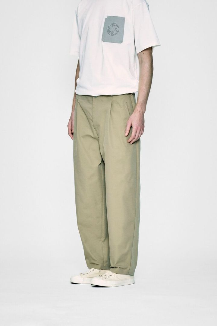 適度なストレッチ性とハリ感を兼ね備えた素材を採⽤した、イージーパンツ仕様の1本。⽴体感のあるバルーンシルエットが特徴。