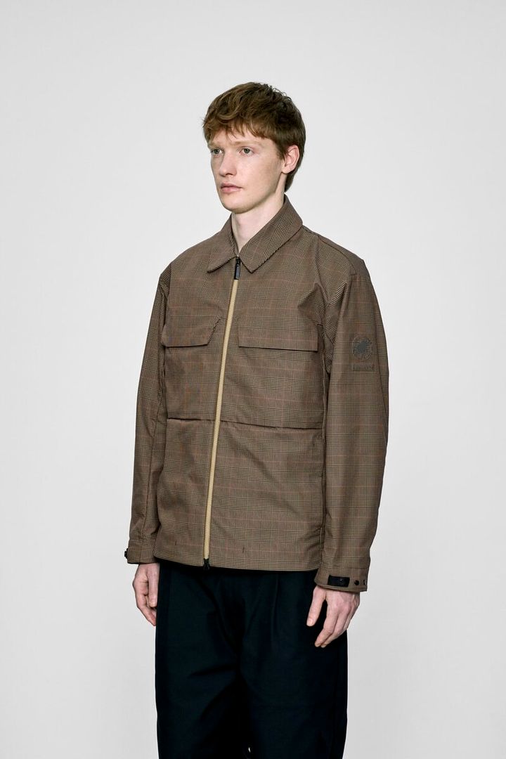 適度なストレッチ性とハリ感を備えた「AIR TEXTURED STRETCH TASLAN」を採⽤したジャケット。オーセンティックなデザインで、セットアップとしての着こなしも可能だ。