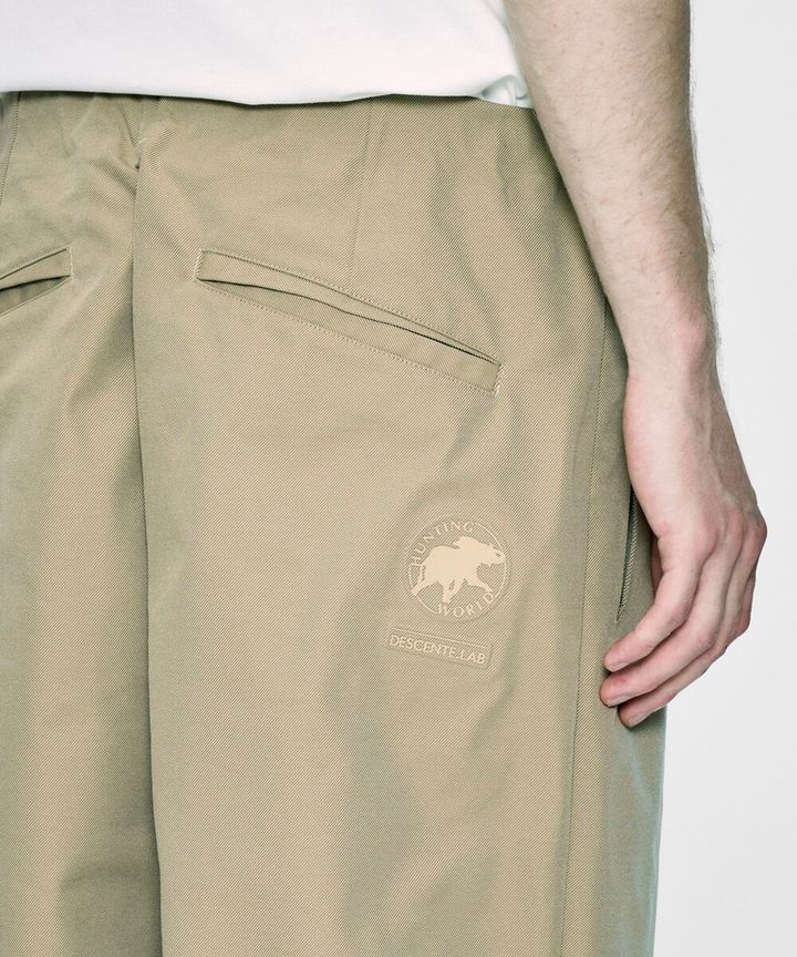 両脇ポケットは物が⼊れやすく、落ちにくい仕様。