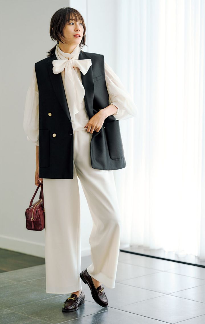 ジレ6万9300円（エブール／リトルリーグ インク） ボウタイブラウス2万5300円（ウィム ガゼット／ウィム ガゼット ルミネ新宿店）パンツ3万5200円（ギャルリー・ヴィー／ギャルリー・ヴィー 丸の内店） バッグ4万1800円（マウリツィオ タユーティ／ピモンテ） ピアス3850円（デイジールイス／ロードス）