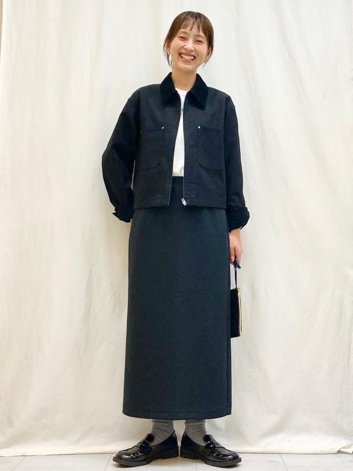 ショート丈はロングスカートやワイドパンツとバランスが取りやすいのも◎ 出典：StyleHint