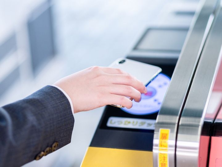 キャッシュレス化が浸透し、学校関連の連絡はLINEが基本。だが、それでもツールを拒否する人たちはいる。彼らが「時代に取り残されている」と言う人もいれば、「アナログを楽しむのも悪くない」と言う人も。考え方は人それぞれだ。※サムネイル画像：PIXTA