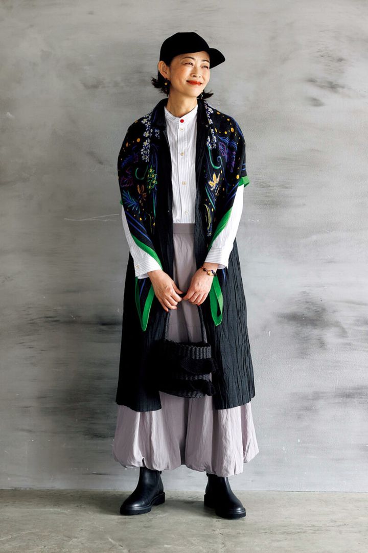 キャップ¥30 ,800 ／タバサ（パパス）、シャツ¥31 ,900 ／ ケイ ハヤマ プリュス、ストール¥16 ,500 ／マニプリ、スカート¥4 ,400 ／クロスファンクション（クロスプラス）、ピアス¥17 ,600、ブレスレット¥18 ,700 ／ともにクロディーヌ・ヴィトリー（アッシュ・ペー・フランス）、バッグ¥11 ,000 ／ハリス（金万）、ブーツ（10月発売予定）¥49 ,500 ／レキップ