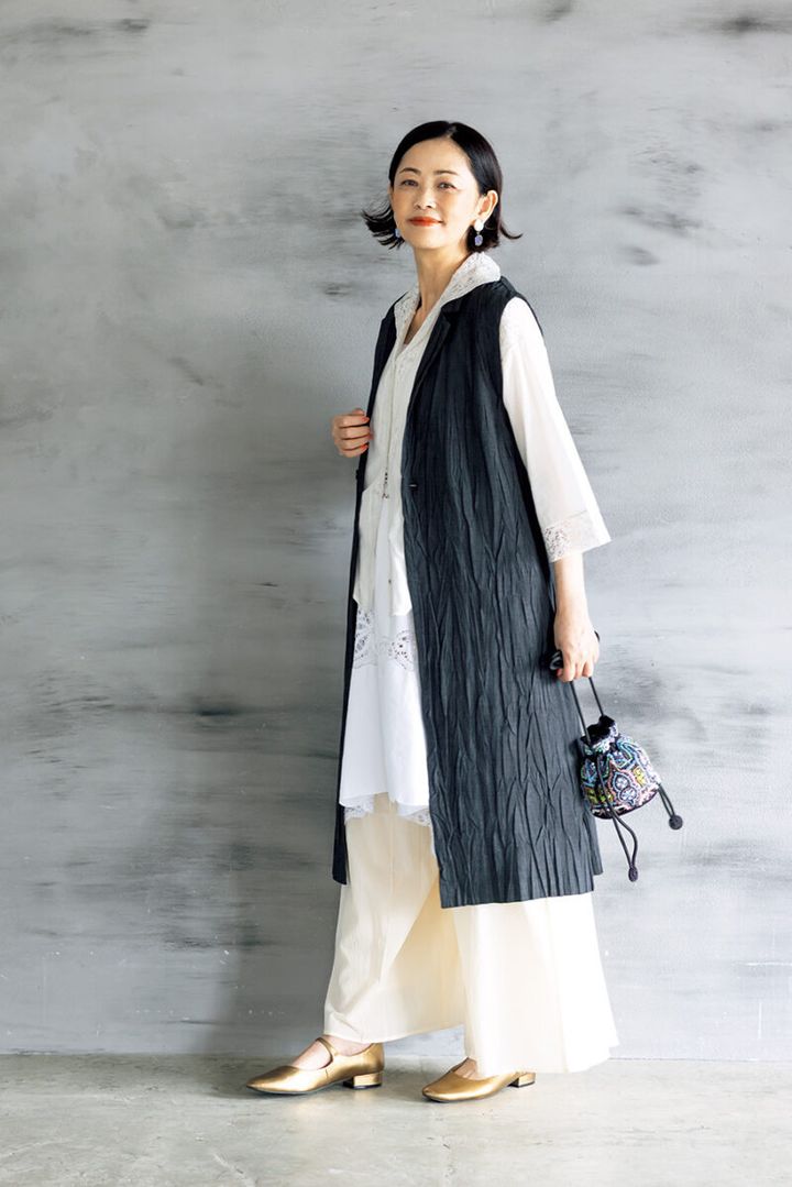 ブラウス¥20 ,900、シューズ¥28 ,600 ／ともにアデュー トリステス、エプロン¥53 ,900 ／エリテ（KMDファーム）、パンツ¥42 ,900 ／プレインピープル（プレインピープル 青山）、イヤリング¥63,800、ブレスレット¥29,700／ともにジェム・キングダム（アッシュ・ペー・フランス）、バッグ¥19 ,800 ／マルシェ（フラッパーズ）